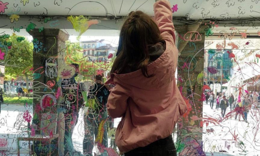 Plazara begira gaude